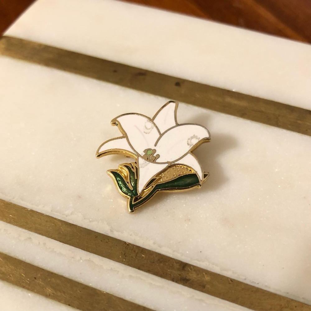 Free w. Purchase-White Flower Enamelled Pin
